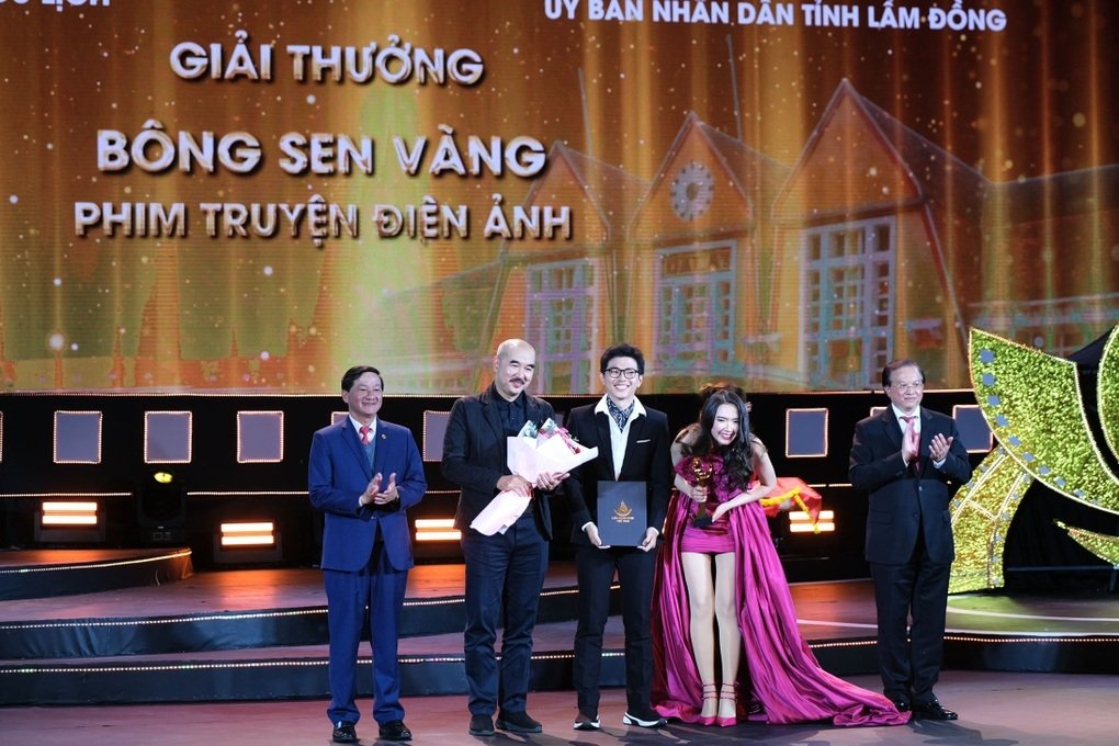 `Brilliant Ashes` won the Golden Lotus Award, `Southern Forest Land` was left empty-handed 3