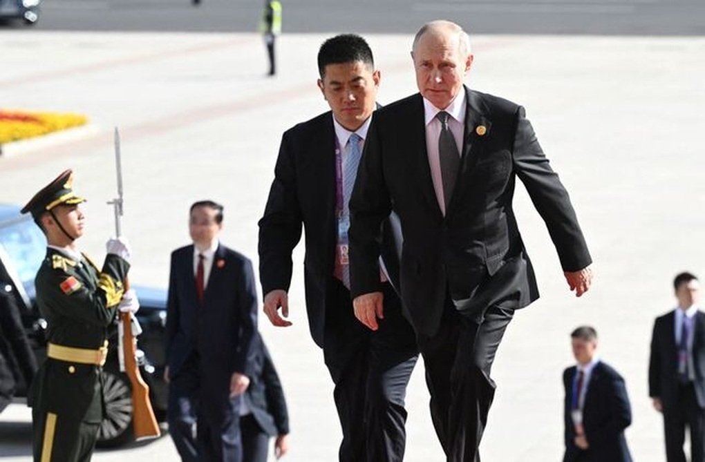 Mr. Putin carries a nuclear suitcase when he travels 0