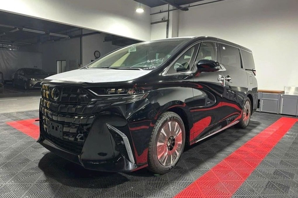 Toyota Alphard 2024 arrives at dealerships, has hybrid version, priced from 4.37 billion VND 2